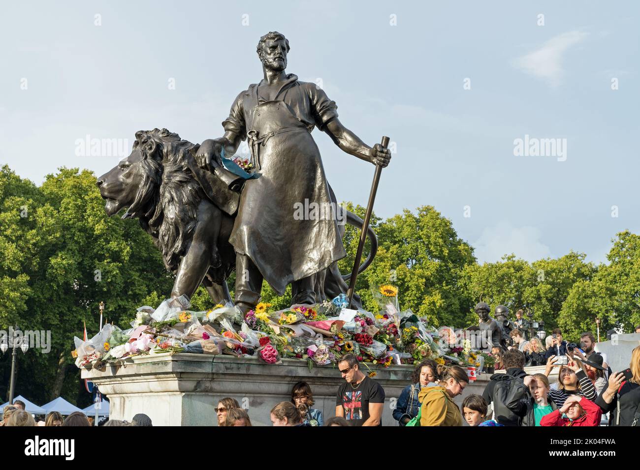 Fiori fuori Buckingham Palace ricordo della regina Elisabetta II dopo la sua morte. Londra - 9th settembre 2022 Foto Stock