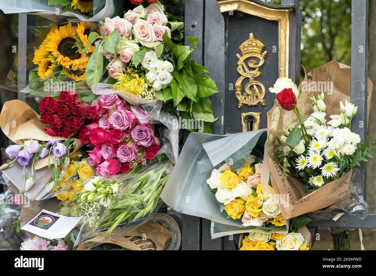 Fiori fuori Buckingham Palace ricordo della regina Elisabetta II dopo la sua morte. Londra - 9th settembre 2022 Foto Stock