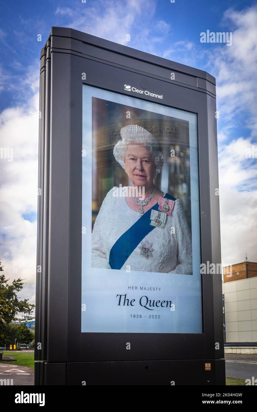 Southampton, Regno Unito. Giorno 9 Settembre 2022. D-Day 1 pubblica commemorazione tabellone digitale raffigurante un'immagine di sua Maestà la Regina Elisabetta II - un giorno dopo la sua morte, come segno di rispetto per la defunto Regina Elisabetta II Foto Stock