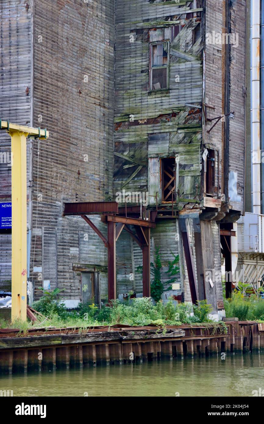 Vecchi edifici sul fiume Cuyahoga, Cleveland, Ohio Foto Stock