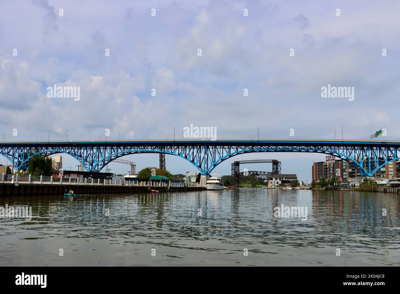 6580 piedi/2010 metri Main Avenue Bridge (Harold Burton Memorial bridge) o Main Avenue Viadotto sul fiume Cuyahoga a Cleveland, Ohio Foto Stock