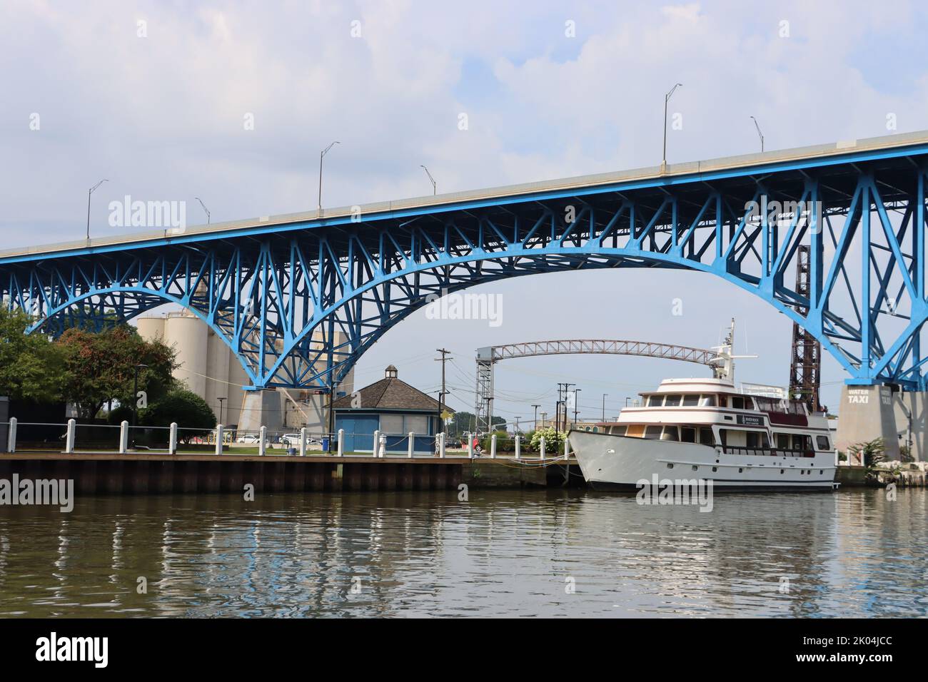 6580 piedi/2010 metri Main Avenue Bridge (Harold Burton Memorial bridge) o Main Avenue Viadotto sul fiume Cuyahoga a Cleveland, Ohio Foto Stock
