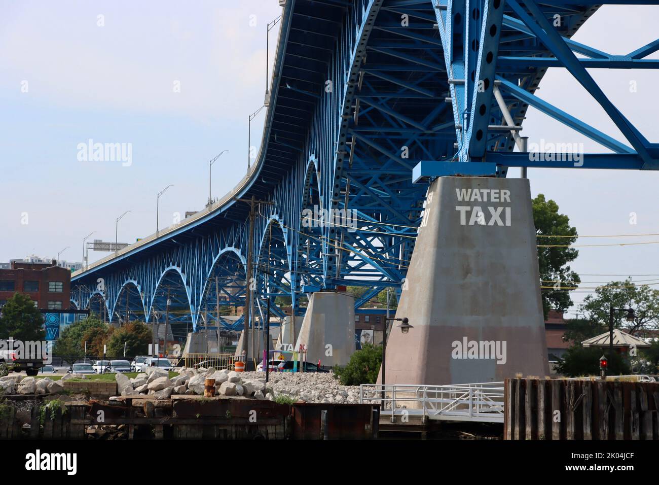 6580 piedi/2010 metri Main Avenue Bridge (Harold Burton Memorial bridge) o Main Avenue Viadotto sul fiume Cuyahoga a Cleveland, Ohio Foto Stock