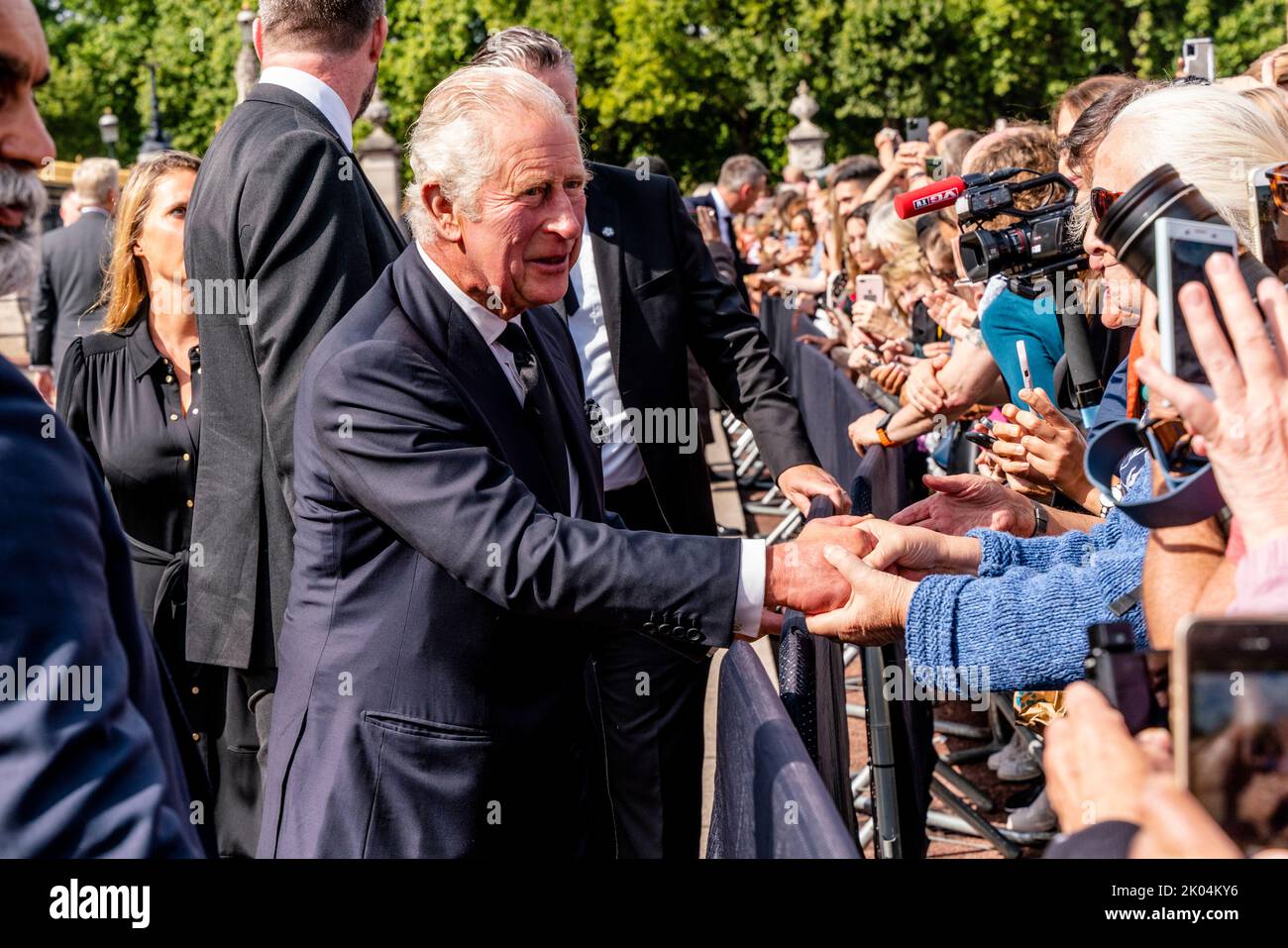 Londra, Regno Unito. 9th Set, 2022. Dopo il passaggio della madre Regina Elisabetta II, il re Carlo III arriva a Buckingham Palace da Balmoral e saluta la folla in attesa. Credito: Grant Rooney/Alamy Live News Foto Stock