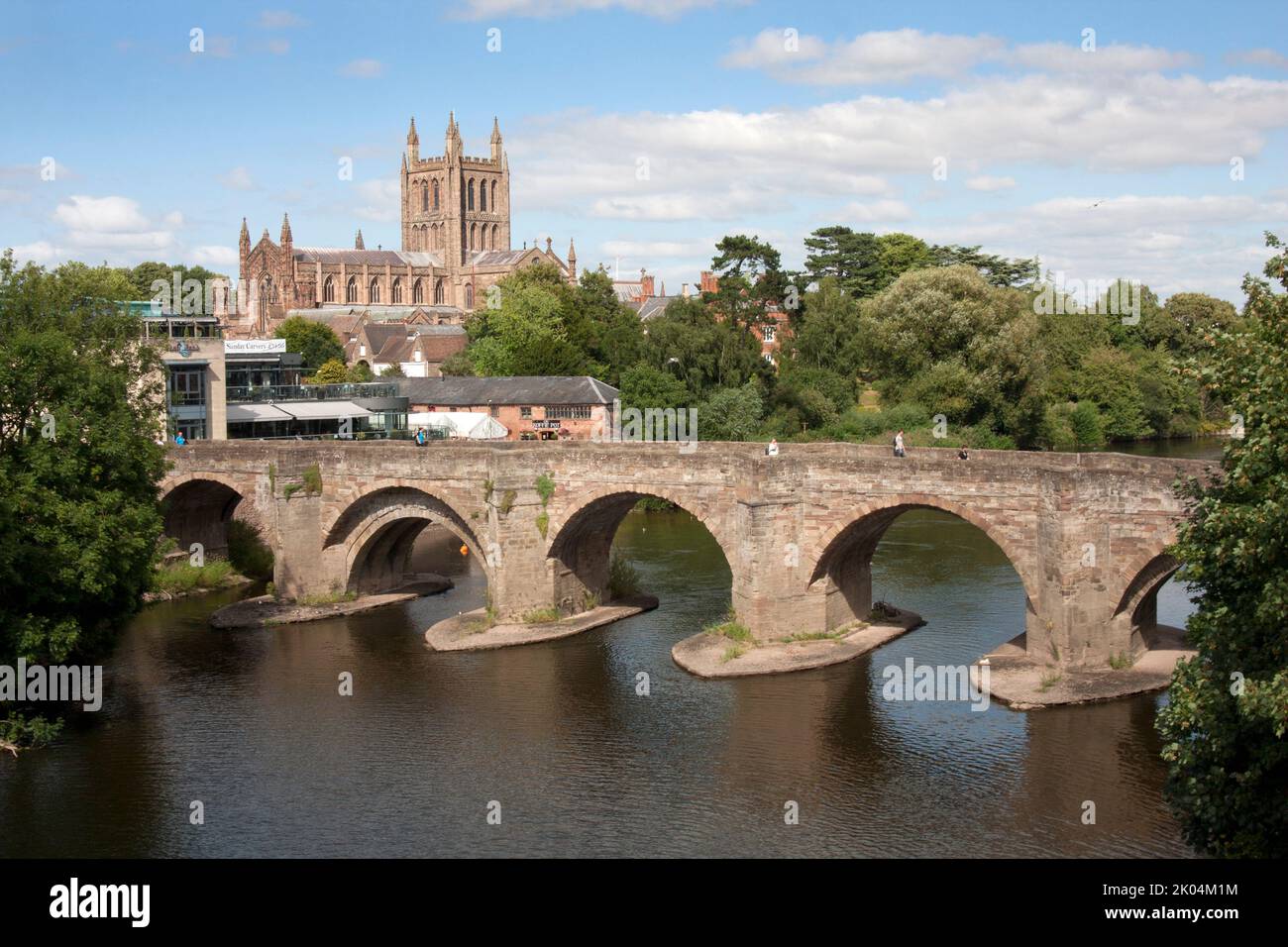 Wye Bridge sul fiume Wye, con la cattedrale di Hereford in lontananza, Herefordshire, Inghilterra Foto Stock