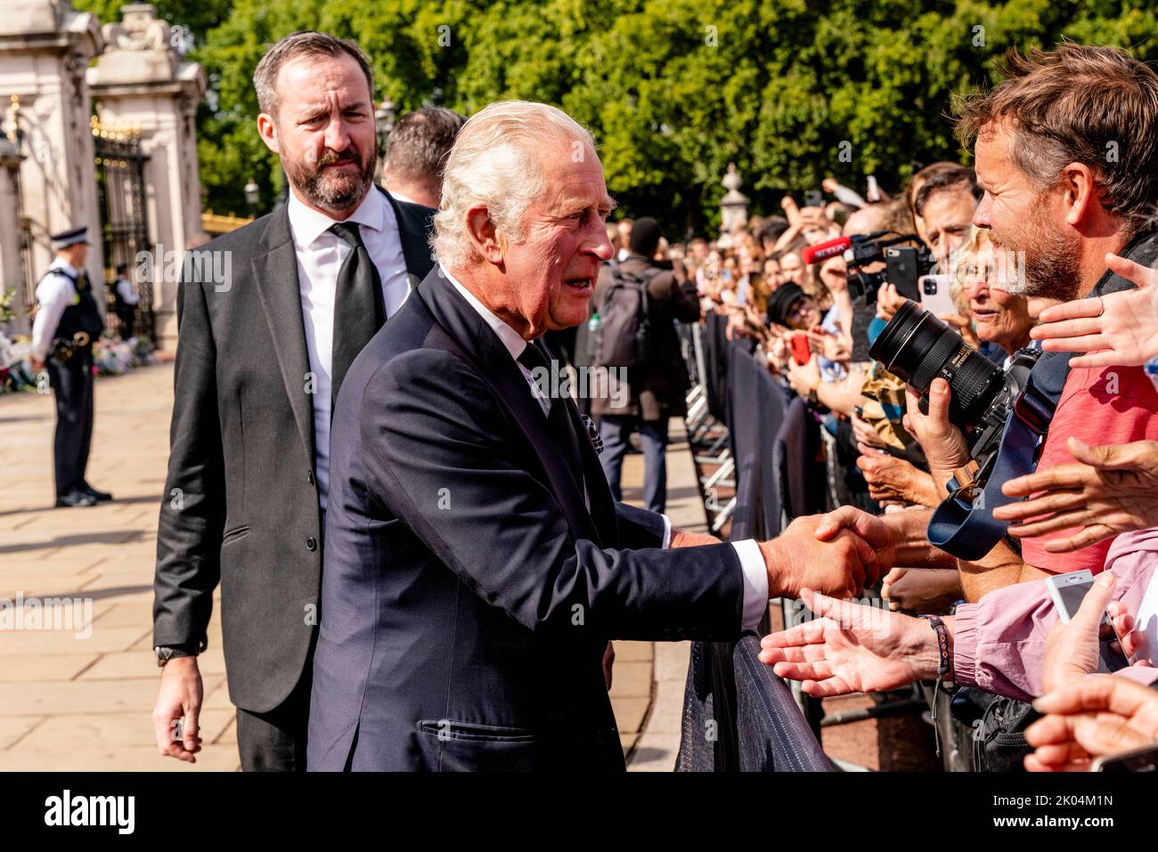 Londra, Regno Unito. 9th Set, 2022. Dopo il passaggio della madre Regina Elisabetta II, il re Carlo III arriva a Buckingham Palace da Balmoral e saluta la folla in attesa. Credito: Grant Rooney/Alamy Live News Foto Stock