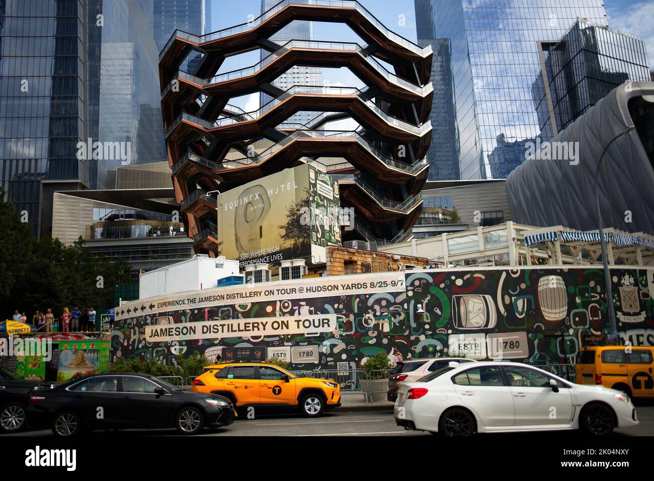 New York, NY, USA - 9 settembre 2022: Un grande annuncio wrap around di fronte alla nave a Hudson Yards pubblicizza il Jameson Distillery Tour come visto da Foto Stock