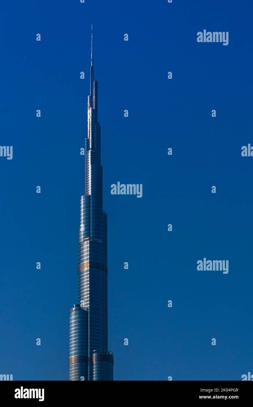 Titolo: Dubai, Emirati Arabi Uniti - 11 agosto 2022: Burj Khalifa facciata. Foto Stock