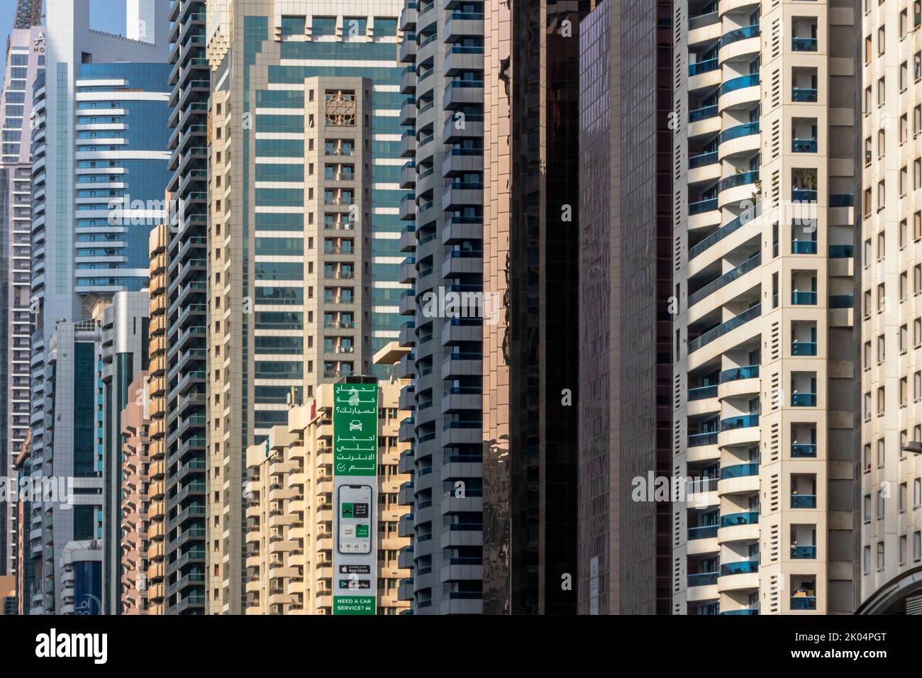 Edifici densi lungo Sheikh Zayed Road a Dubai Foto Stock