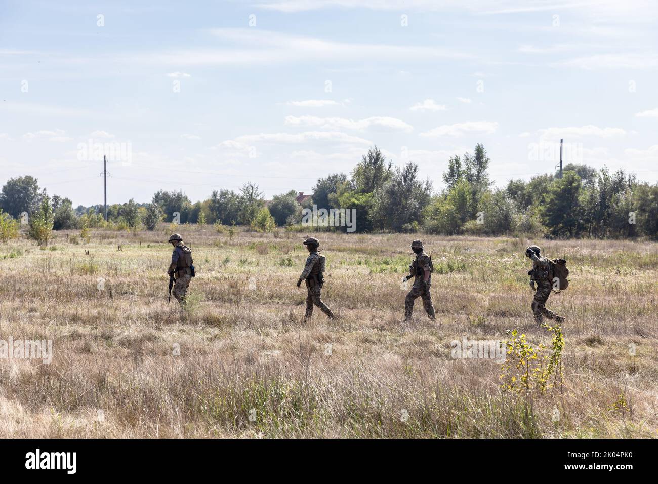 Kiev, Ucraina. 08th Set, 2022. Prove sul campo del drone polifunzionale THEMIS dell'azienda estone Milrem Robotics che sarà utilizzato per l'evacuazione in prima linea dei soldati feriti dal battaglione medico 'Hospitallers'. Il robot di evacuazione 'Zhuravell' ha superato il primo test. Il robot sarà utilizzato in prima linea, in quei luoghi dove è difficile per i medici raggiungere in veicolo o a piedi. (Foto di Mykhaylo Palinchak/SOPA Images/Sipa USA) Credit: Sipa USA/Alamy Live News Foto Stock