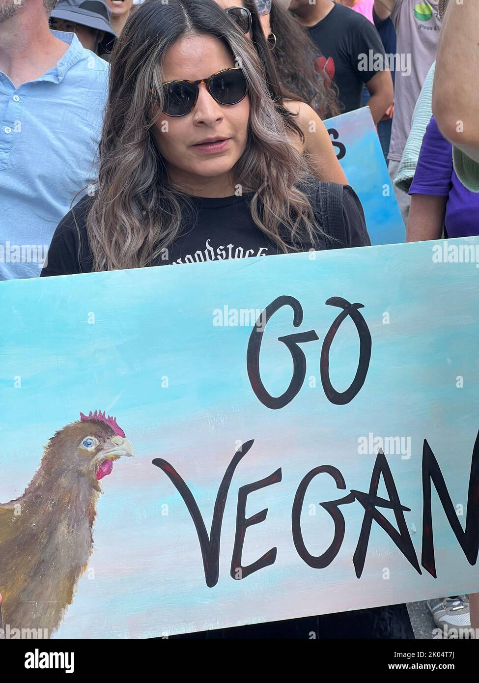Vegani e altri attivisti si sono schierati per una marcia annuale sui diritti degli animali a Broadway a Manhattan, New York City. Foto Stock