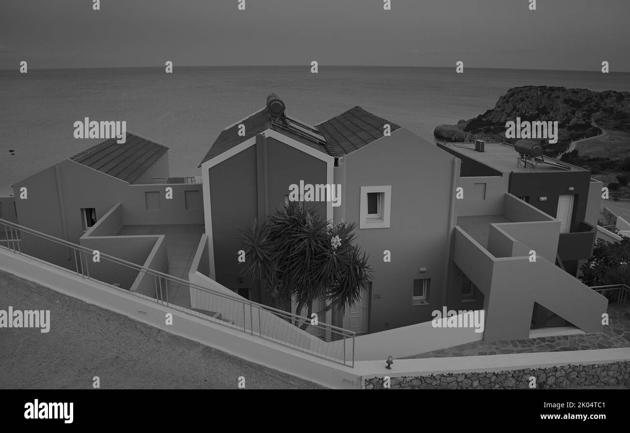 Casa in bianco e nero vicino al mare Foto Stock