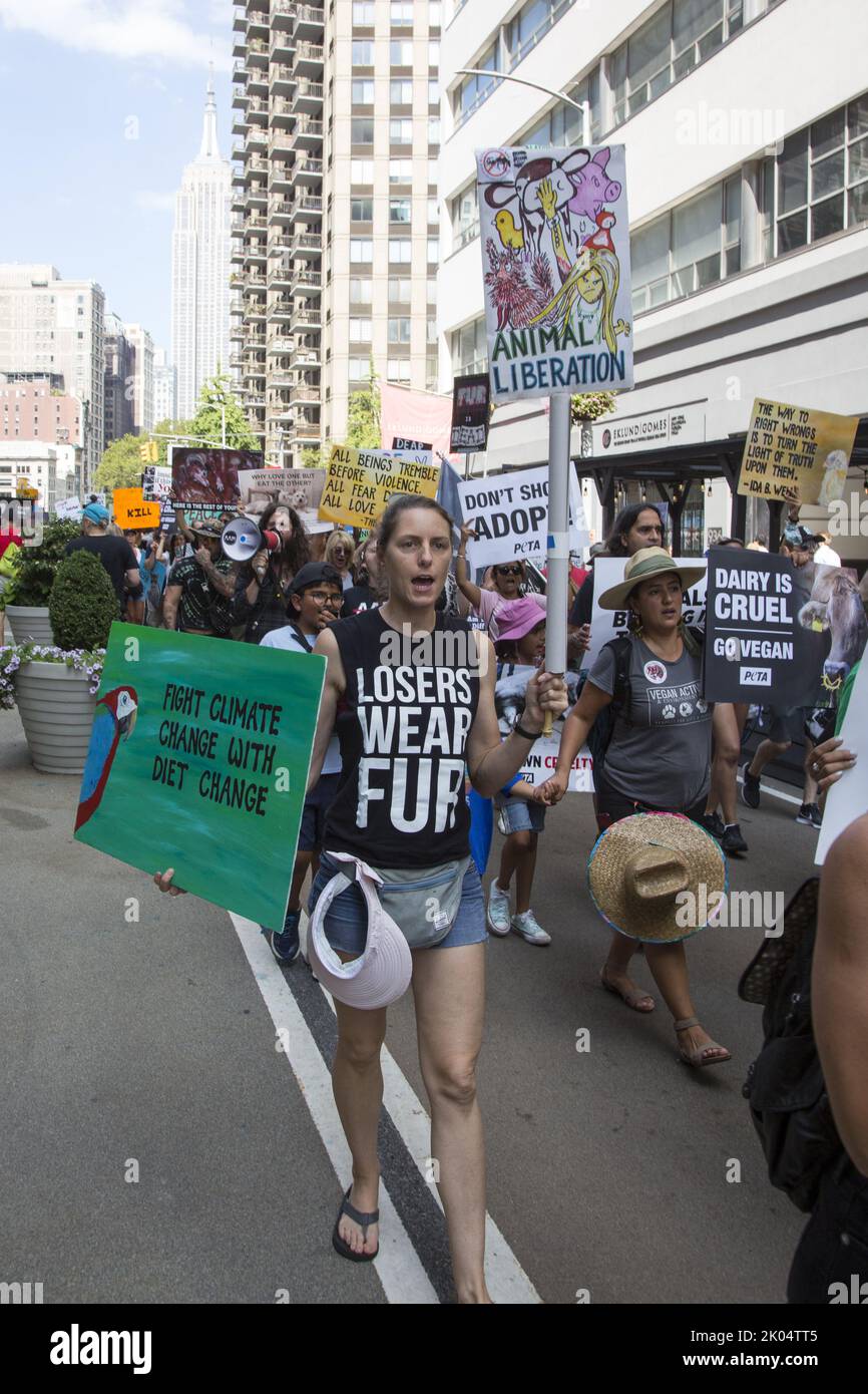 Vegani e altri attivisti si sono schierati per una marcia annuale sui diritti degli animali a Broadway a Manhattan, New York City. Foto Stock