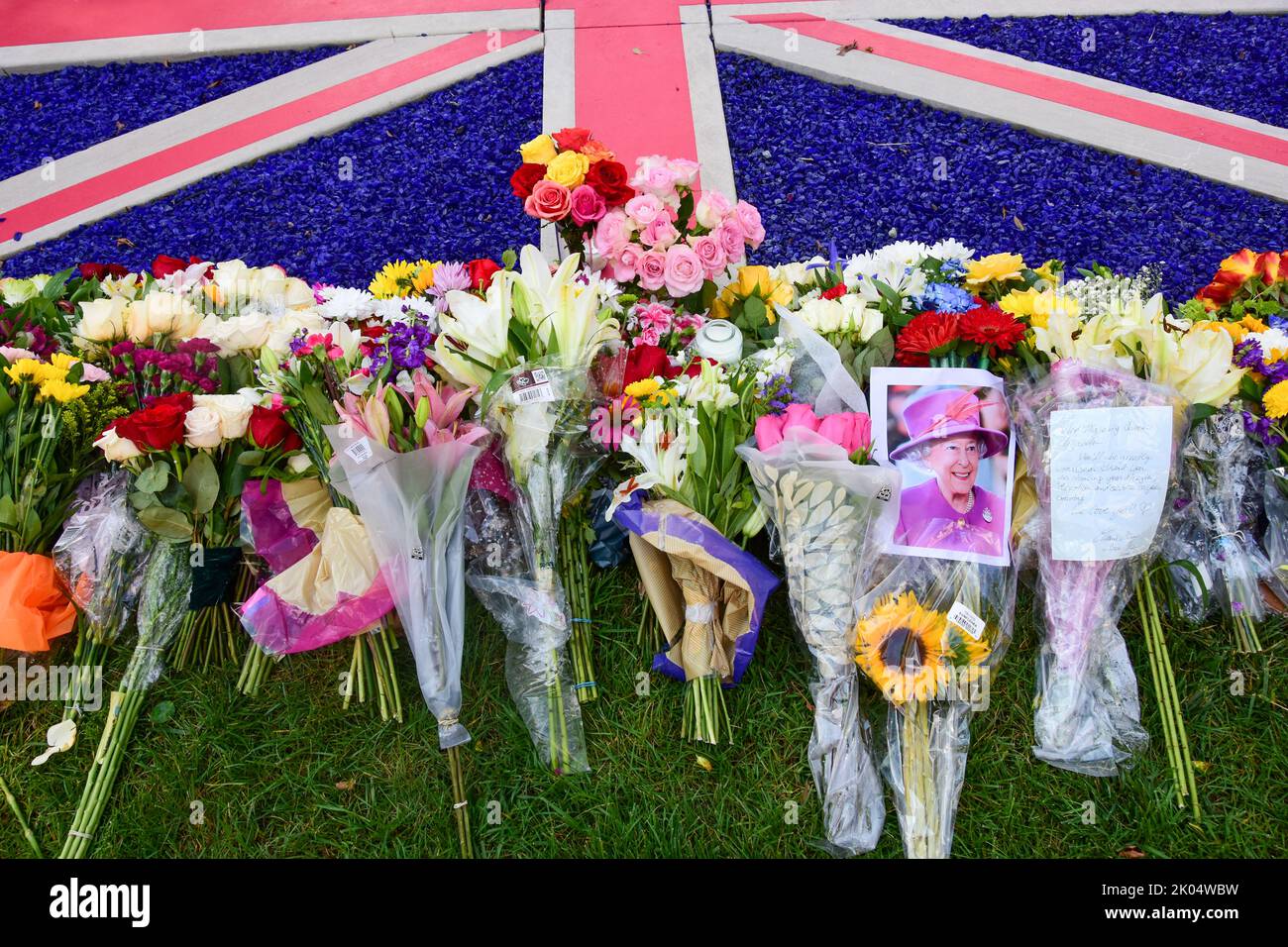 Bouquet di fiori e momentos piangere il passaggio della regina Elisabetta II, presso l'ambasciata britannica a Washington, DC. Foto Stock