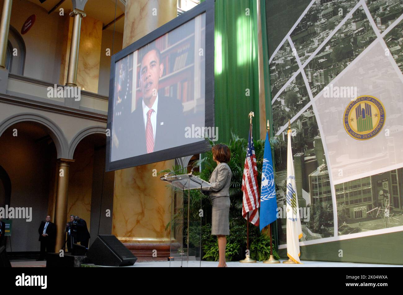 Celebrazione della Giornata Mondiale dell'Habitat delle Nazioni Unite, cerimonia di premiazione presso il National Building Museum di Washington, D.C., con il Segretario dell'HUD Shaun Donovan che si unisce al Rappresentante degli Stati Uniti presso le Nazioni Unite, Susan Rice, Direttore esecutivo del programma delle Nazioni Unite Humnan Settlements Anna Tibaijuka, Direttore del Consiglio di Politica interna della Casa Bianca Melody Barnes, Judith Rudin, presidente della Rockefeller Foundation, e Jon Bon Jovi, star della musica rock, tra i numerosi dignitari partecipanti. Foto Stock