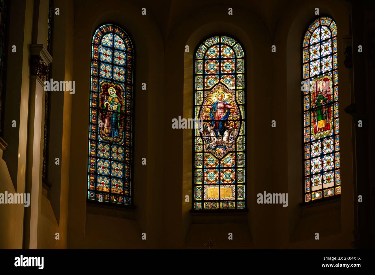 Vetrate, quella centrale raffigurante l'Assunzione della Vergine Maria. Chiesa monumentale di Bratislava, Slovacchia. Foto Stock