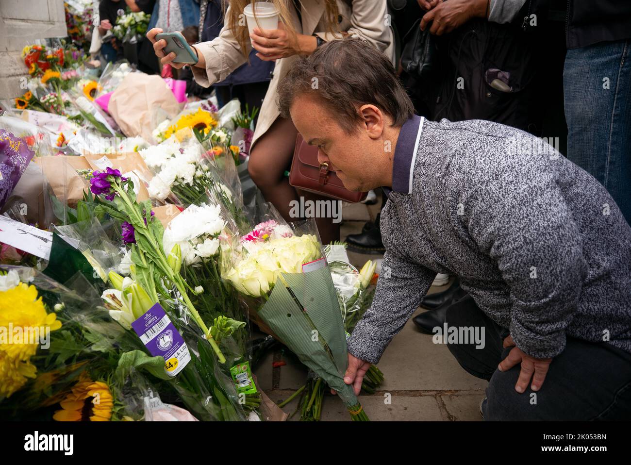 Londra, Inghilterra, Regno Unito. 9th Set, 2022. Migliaia di pianti si accodarono per deporre fiori alle porte di Buckingham Palace in memoria della regina Elisabetta II che è passata ieri, 8 settembre. La bandiera del palazzo era a metà albero come docce mescolate con le lacrime di quelli che posavano fiori e messaggi di cuore. Alcuni negozi erano chiusi e cannoni di saluta suonavano in tutta Londra. Il giorno segna dieci giorni di lutto quando il corpo della Regina si stabilirà. (Credit Image: © Rod Harbinson/ZUMA Press Wire) Foto Stock