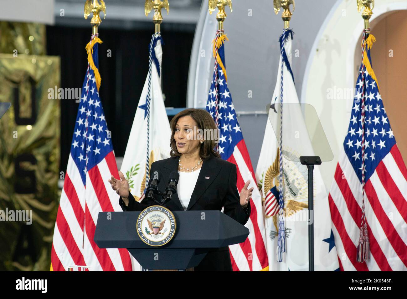 Houston, Texas, Stati Uniti. 9th settembre 2022. Il Vice Presidente degli Stati Uniti KAMALA HARRIS parla con il personale della National Aeronautics and Space Administration (NASA) mentre conduce una riunione del National Space Council al laboratorio di simulazione della NASA a sud di Houston. Harris si trova di fronte a un mock-up della Stazione spaziale Internazionale. Credit: Bob Daemmrich/Alamy Live News Foto Stock