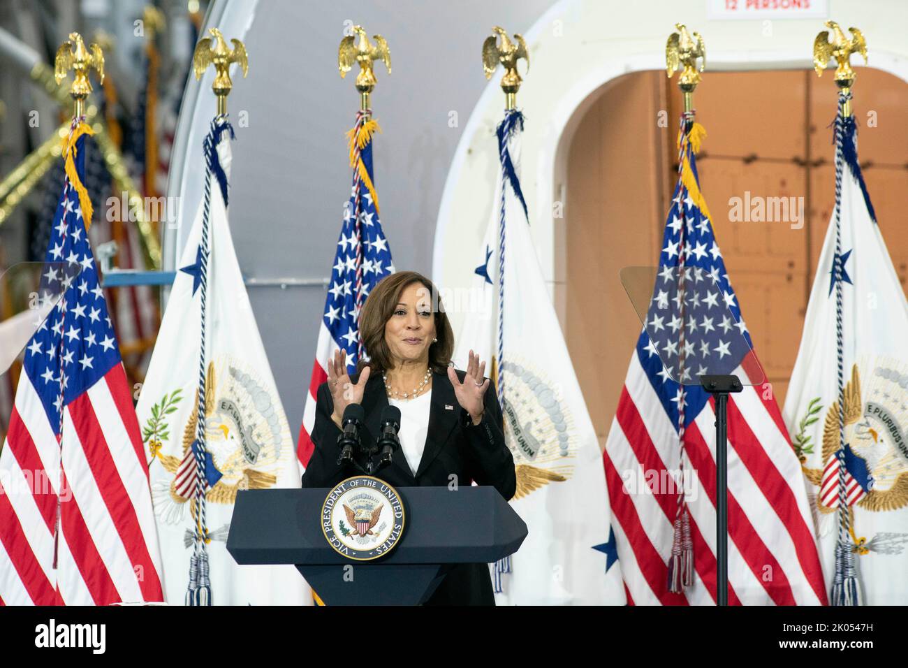 Houston, Texas, Stati Uniti. 9th settembre 2022. Il Vice Presidente degli Stati Uniti KAMALA HARRIS parla con il personale della National Aeronautics and Space Administration (NASA) mentre conduce una riunione del National Space Council al laboratorio di simulazione della NASA a sud di Houston. Harris si trova di fronte a un mock-up della Stazione spaziale Internazionale. Credit: Bob Daemmrich/Alamy Live News Foto Stock