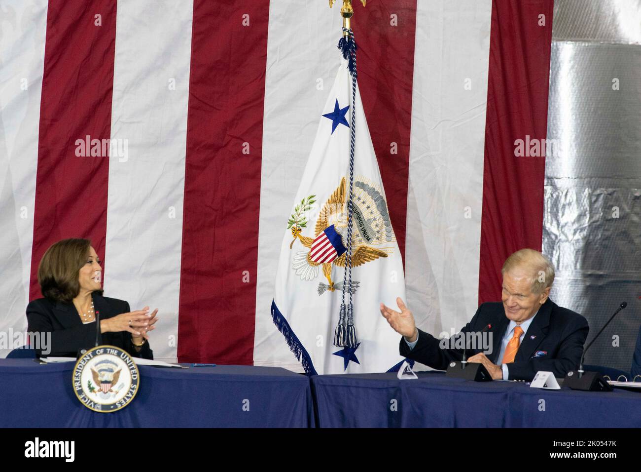 Houston, Texas, Stati Uniti. 9th settembre 2022. Il Vice Presidente degli Stati Uniti KAMALA HARRIS (a sinistra) e L'Amministratore della NASA BILL NELSON parlano mentre Harris presiede una riunione del Consiglio spaziale Nazionale al laboratorio di simulazione della NASA a sud di Houston. ©Bob Daemmrich Foto Stock