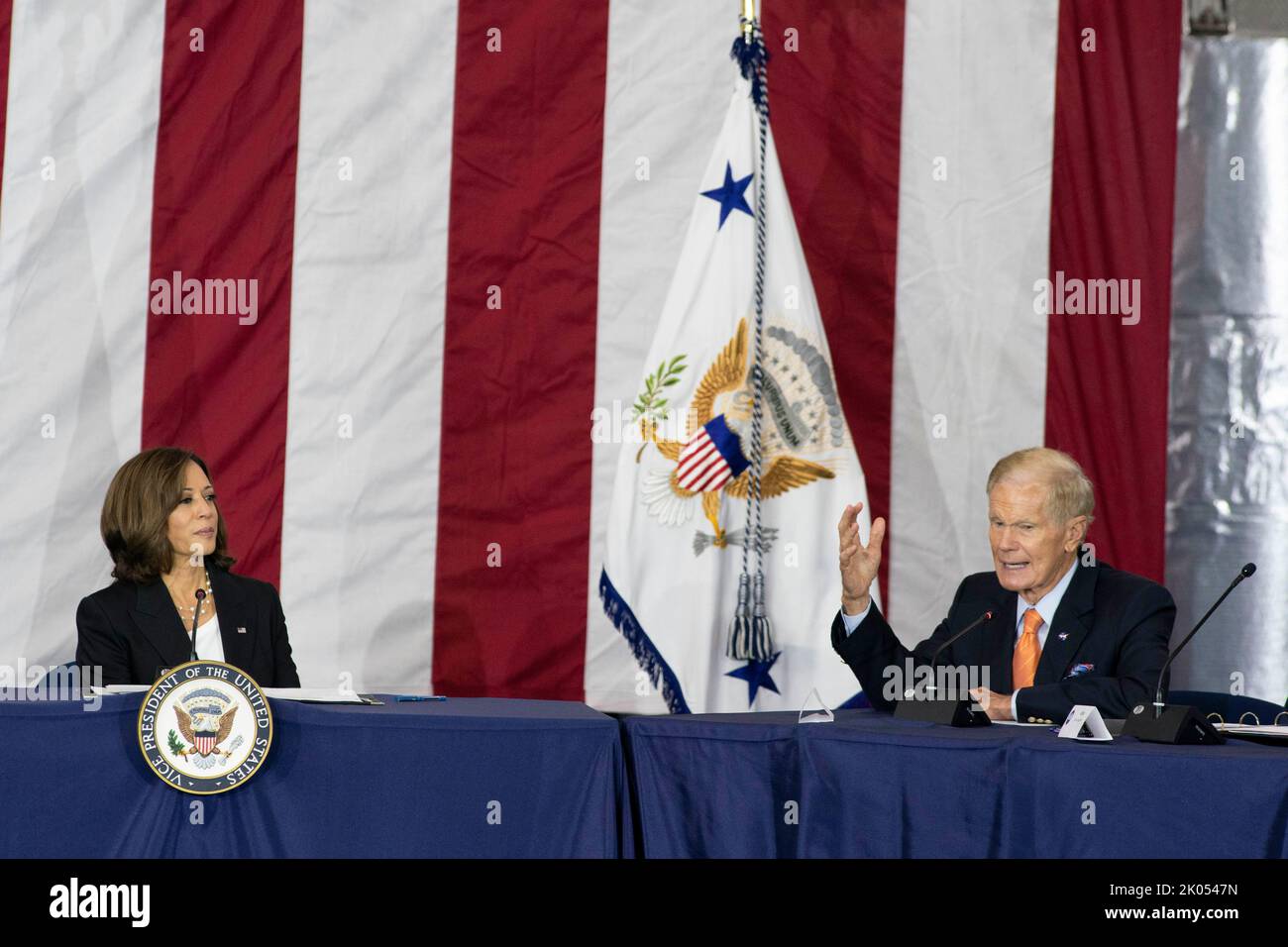 Houston, Texas, Stati Uniti. 9th settembre 2022. Il Vice Presidente degli Stati Uniti KAMALA HARRIS (a sinistra) e L'Amministratore della NASA BILL NELSON parlano mentre Harris presiede una riunione del Consiglio spaziale Nazionale al laboratorio di simulazione della NASA a sud di Houston. ©Bob Daemmrich Foto Stock