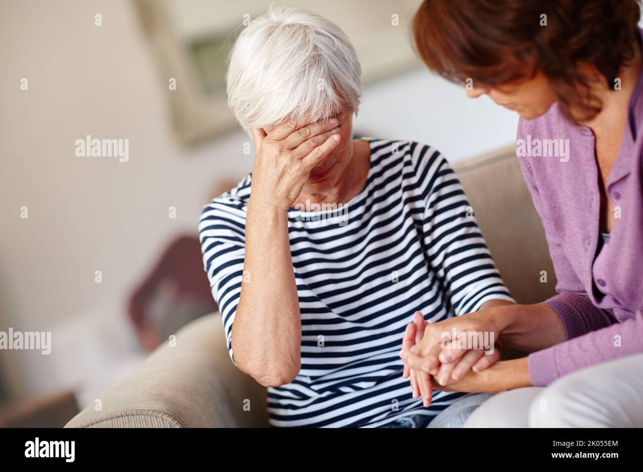 Im qui per voi... una donna che conforta la sua madre anziana che si arrabbia. Foto Stock