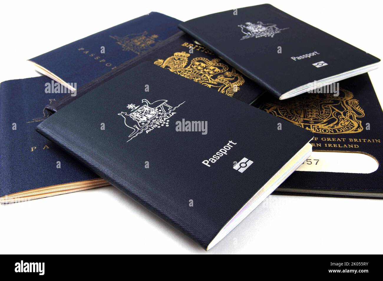 passaporti australiani e britannici in un mucchio Foto Stock