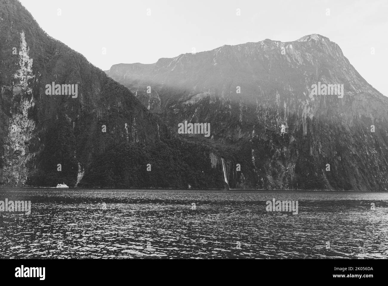 Milford Sound nel Parco Nazionale di Fiordland nell'isola meridionale, Nuova Zelanda Foto Stock