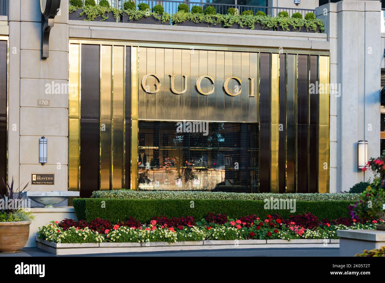 Bellevue, WA, USA - 08 settembre 2022; negozio Gucci con il nome in testo d'oro al Bravern nel centro di Bellevue Washington Foto Stock