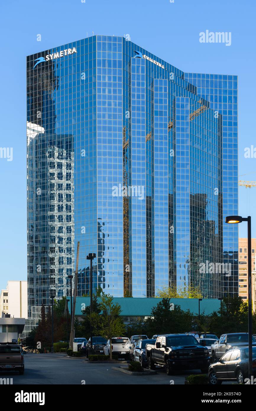 Bellevue, WA, USA - 08 settembre 2022; vista completa della facciata dell'edificio degli uffici Symetra a Bellevue Foto Stock