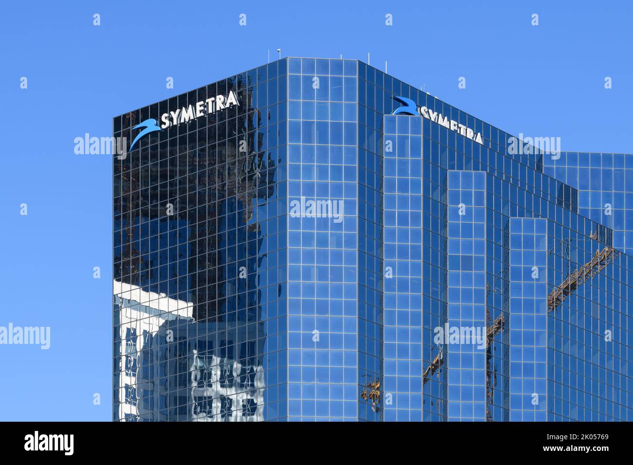 Bellevue, WA, USA - 08 settembre 2022; alto edificio in vetro con segno Symetra e logo contro il cielo blu Foto Stock