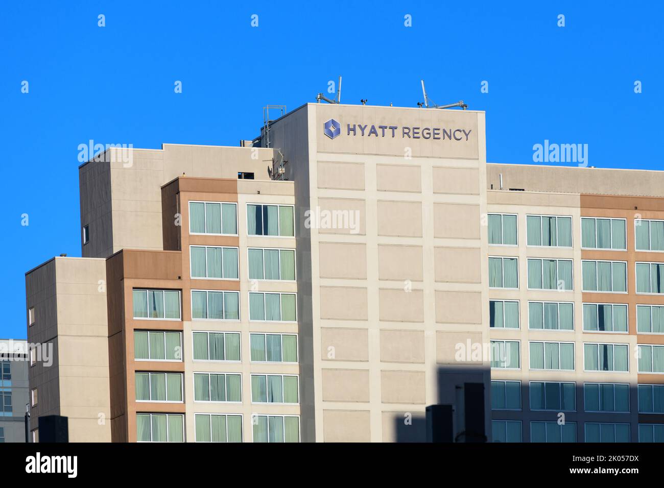 Bellevue, WA, USA - 08 settembre 2022; facciata dell'hotel Bellevue Hyatt Regency con cielo blu Foto Stock