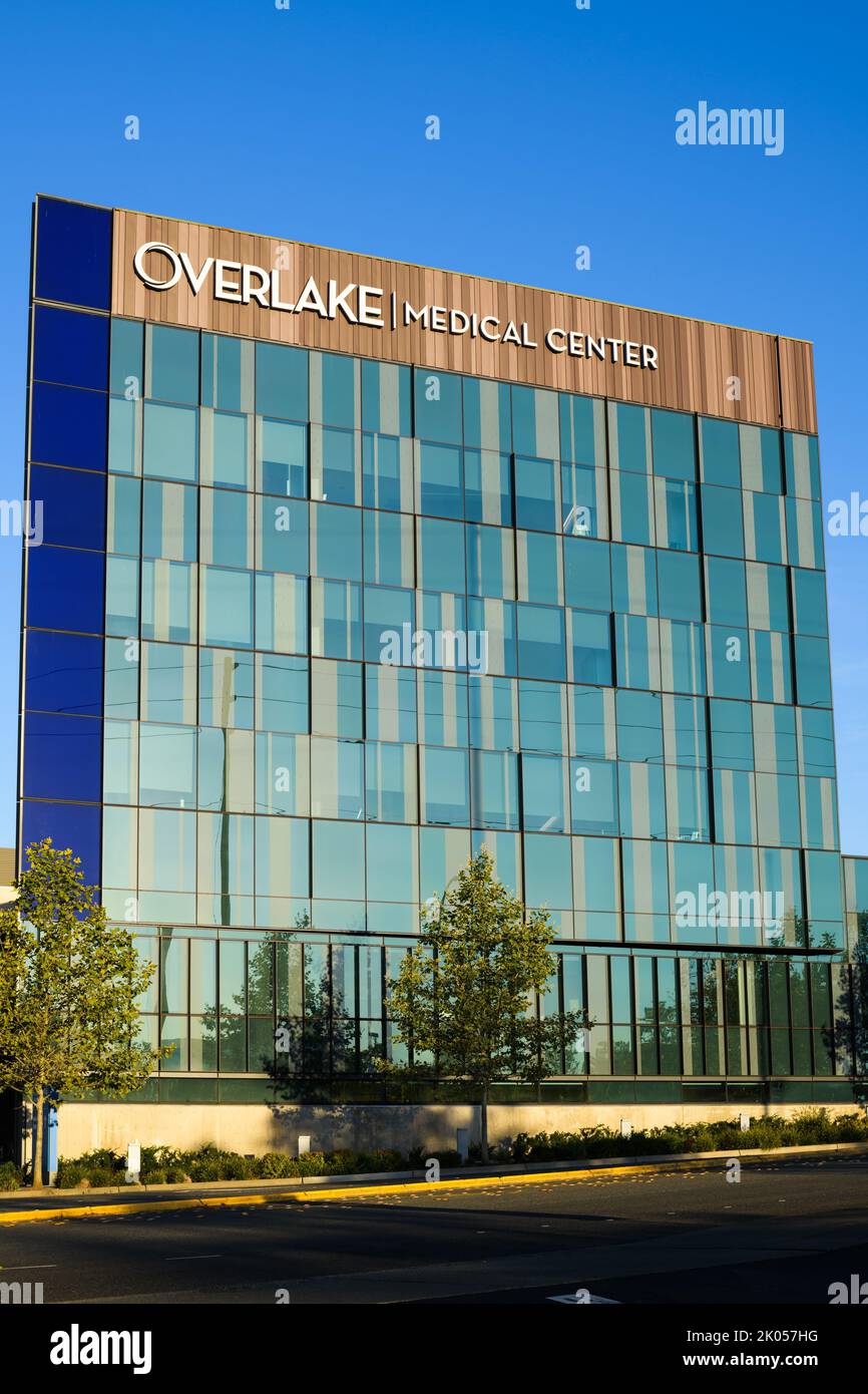 Bellevue, WA, USA - 08 settembre 2022; moderno Overlake Medical Center torre contro il cielo blu a Bellevue Washington Foto Stock
