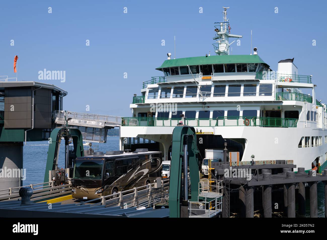 Mukilteo, WA, USA - 02 settembre 2022; RV scarica dal traghetto statale di Washington Tokitae alla rampa del terminal di Mukilteo Foto Stock
