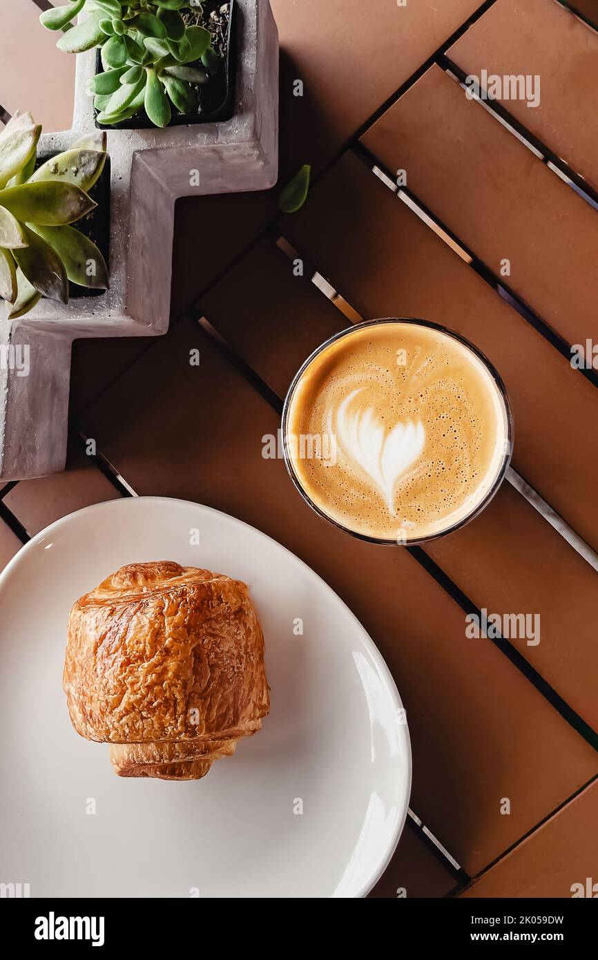 Caffè bianco piatto e pasta sfoglia al cioccolato, vista dall'alto Foto Stock