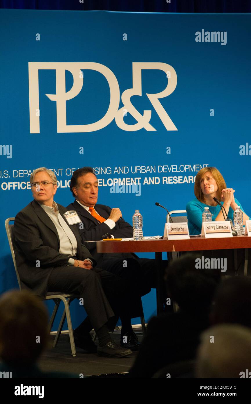 Presentazione del panel sponsorizzato dall'Ufficio per lo sviluppo delle politiche e la ricerca, "visioni per l'invecchiamento in atto: Sfide per il futuro", con il presidente della Cityview e l'ex segretario dell'HUD Henry Cisneros; consulente senior del segretario, Jennifer ho; amministratore delegato del Center for Housing Plus Services, Alisha Sanders; Direttore nazionale di Viillage to Village Network, Judith Willett; e analista politico senior presso il Dipartimento di Salute e servizi umani 'Administration for Community Living, James Toews, tra gli altri. Foto Stock Presentazione del panel sponsorizzato dall'Ufficio per lo sviluppo delle politiche e la ricerca, "visioni per l'invecchiamento in atto: Sfide per il futuro", con il presidente della Cityview e l'ex segretario dell'HUD Henry Cisneros; consulente senior del segretario, Jennifer ho; amministratore delegato del Center for Housing Plus Services, Alisha Sanders; Direttore nazionale di Viillage to Village Network, Judith Willett; e analista politico senior presso il Dipartimento di Salute e servizi umani 'Administration for Community Living, James Toews, tra gli altri. Foto Stock
