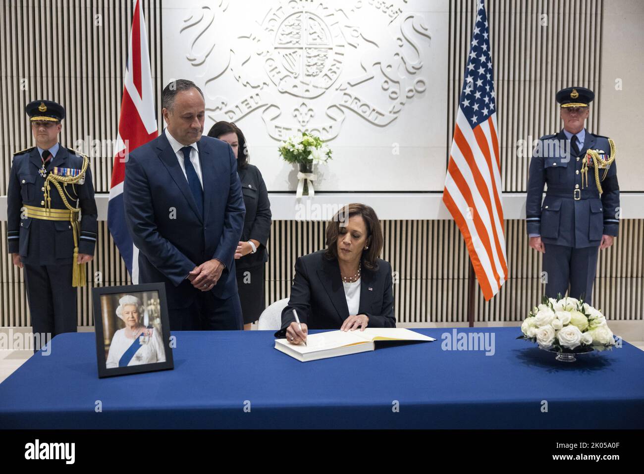 Washington, Stati Uniti. 09th Set, 2022. Il Vice Presidente Kamala Harris firma un libro di condoglianze mentre il secondo Gentleman Doug Emhoff guarda come lei rende omaggio a sua Maestà la Regina Elisabetta II, presso l'Ambasciata britannica a Washington, DC Venerdì 9 settembre 2022. La regina Elisabetta passò in Scozia il 8 settembre all'età di 96 anni. Foto piscina di Jim lo Scalzo/UPI Credit: UPI/Alamy Live News Foto Stock