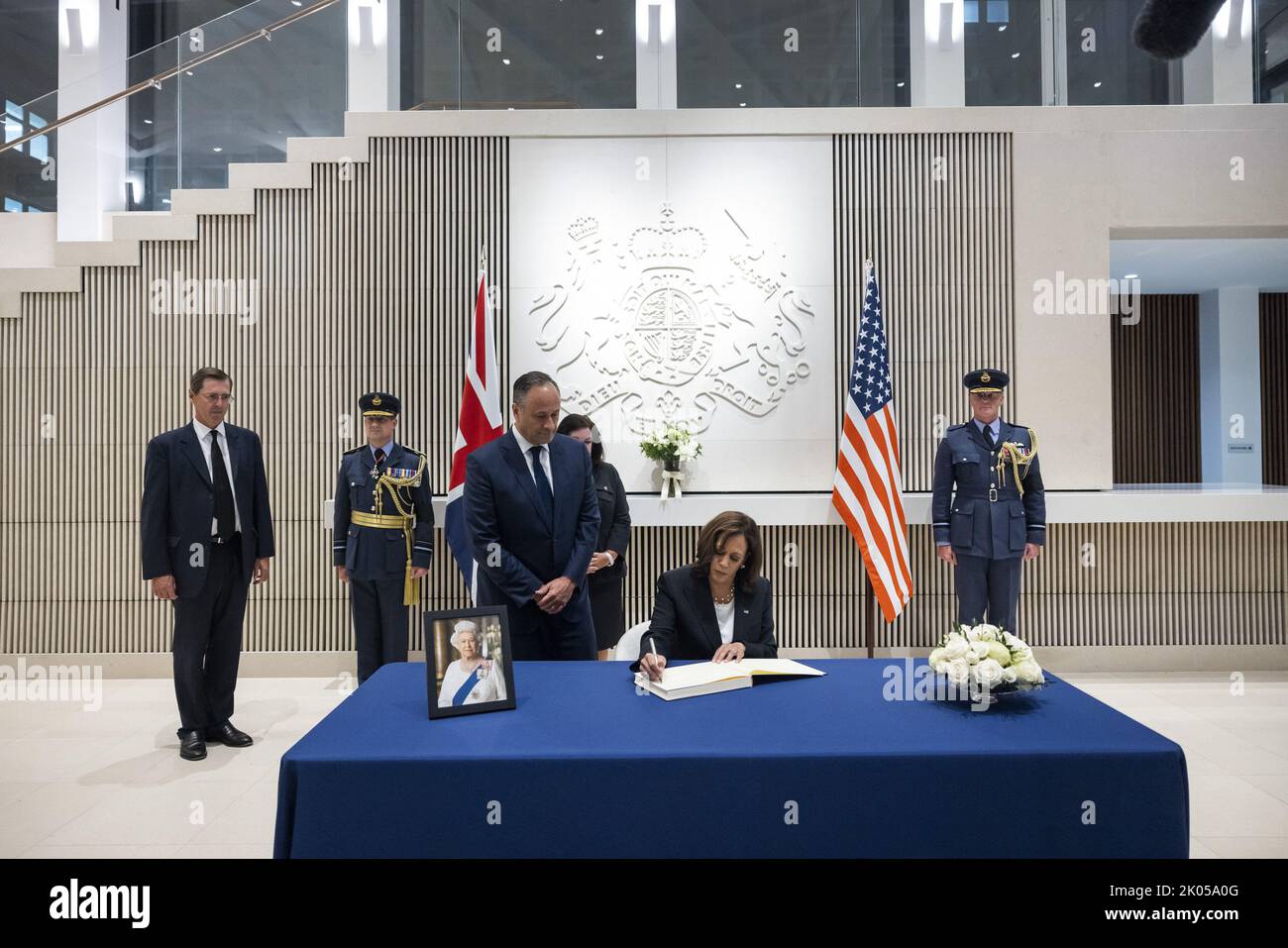 Washington, Stati Uniti. 09th Set, 2022. Il Vice Presidente Kamala Harris firma un libro di condoglianze mentre il secondo Gentleman Doug Emhoff guarda come lei rende omaggio a sua Maestà la Regina Elisabetta II, presso l'Ambasciata britannica a Washington, DC Venerdì 9 settembre 2022. La regina Elisabetta passò in Scozia il 8 settembre all'età di 96 anni. Foto piscina di Jim lo Scalzo/UPI Credit: UPI/Alamy Live News Foto Stock