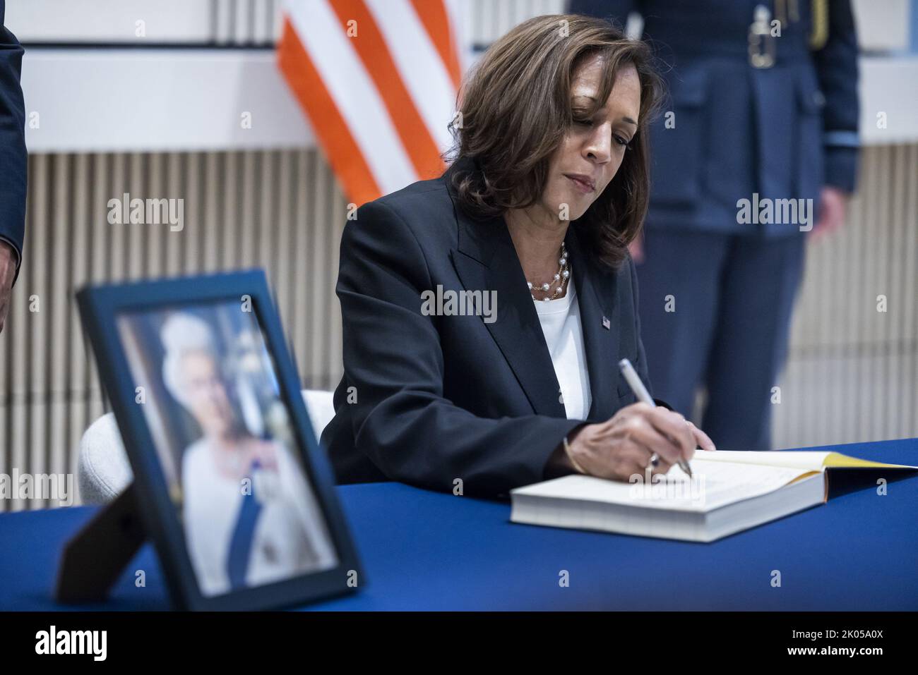 Washington, Stati Uniti. 09th Set, 2022. Il Vice Presidente Kamala Harris firma un libro di condoglianze mentre il secondo Gentleman Doug Emhoff guarda come lei rende omaggio a sua Maestà la Regina Elisabetta II, presso l'Ambasciata britannica a Washington, DC Venerdì 9 settembre 2022. La regina Elisabetta passò in Scozia il 8 settembre all'età di 96 anni. Foto piscina di Jim lo Scalzo/UPI Credit: UPI/Alamy Live News Foto Stock
