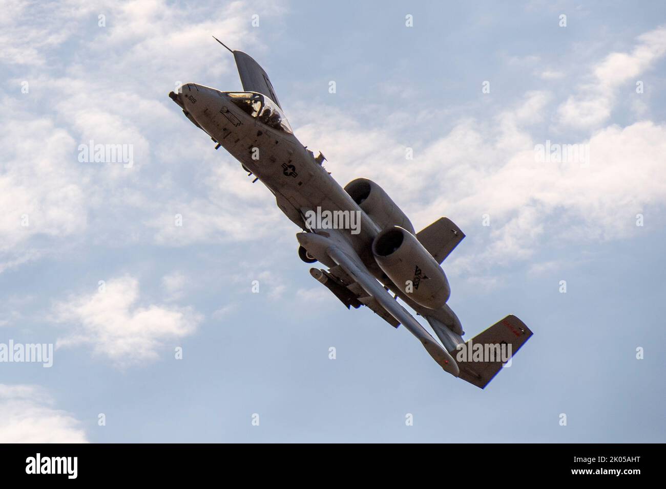 Una a-10 Thunderbolt II, della 124th Fighter Wing della Guardia Nazionale dell'Idaho, Boise, Idaho, vola lontano da un bersaglio da armi durante la gara di armi Hawgsmoke 2022 al Saylor Creek Bombing Range, a sud di Mountain Home, Idaho, 8 settembre 2022. Il pilota aveva appena completato una corsa di strafing con il cannone Avenger della GAU-8. . (STATI UNITI Foto della Guardia Nazionale aerea di Senior Master Sgt. Joshua C. Allmaras) Foto Stock