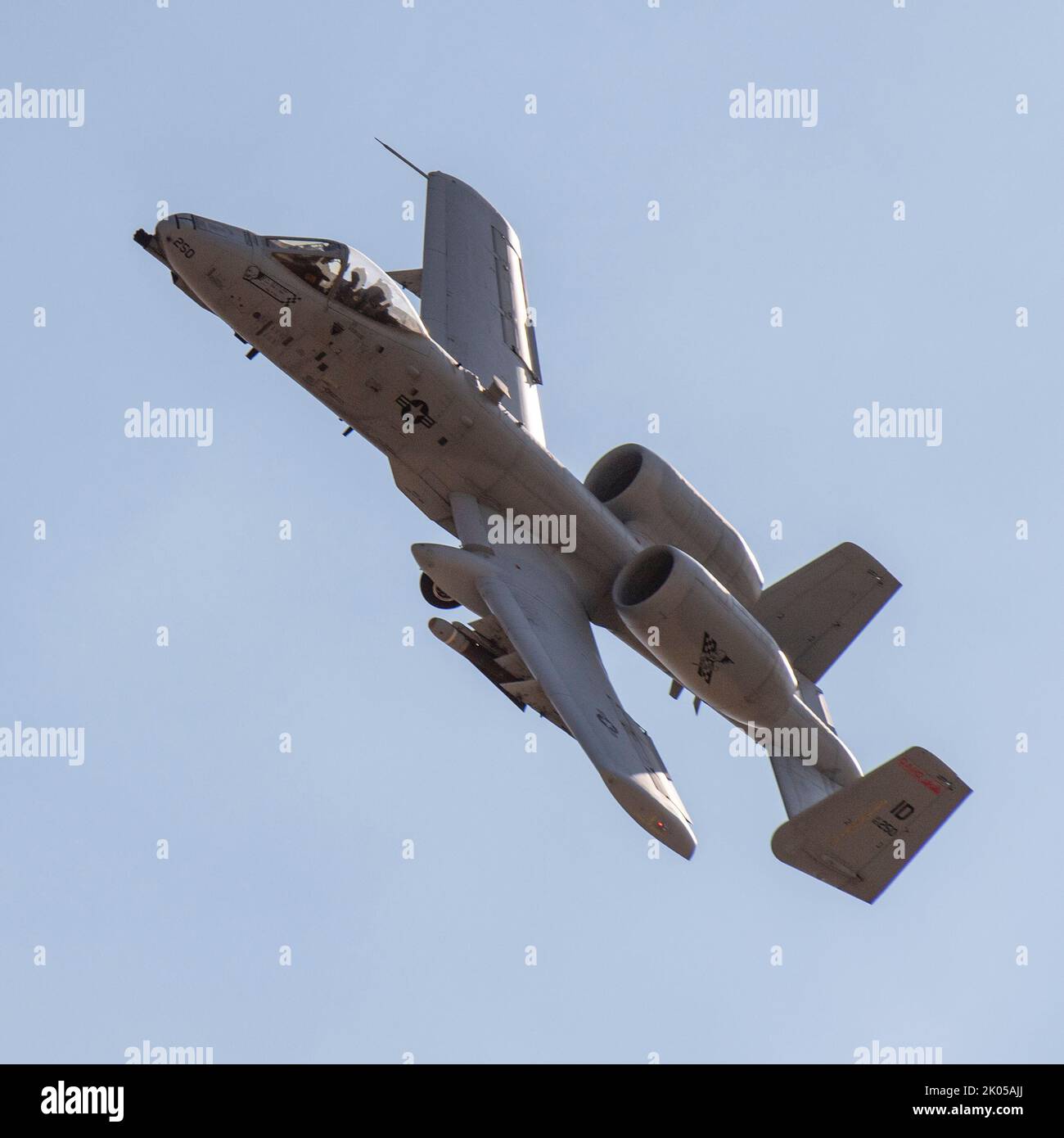 Una a-10 Thunderbolt II, della 124th Fighter Wing della Guardia Nazionale dell'Idaho, Boise, Idaho, vola lontano da un bersaglio da armi durante la gara di armi Hawgsmoke 2022 al Saylor Creek Bombing Range, a sud di Mountain Home, Idaho, 8 settembre 2022. Il pilota aveva appena completato una corsa di strafing con il cannone Avenger della GAU-8. . (STATI UNITI Foto della Guardia Nazionale aerea di Senior Master Sgt. Joshua C. Allmaras) Foto Stock