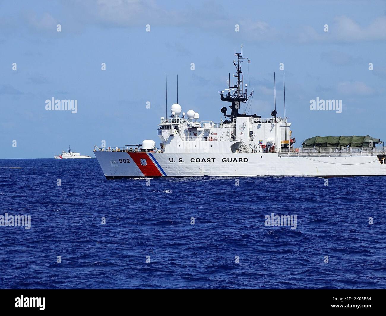 L'USCGC Tampa (WMEC 902) pattuglia lo stretto della Florida meridionale, a sud delle Florida Keys, 7 luglio 2022. Durante la loro pattuglia, l’equipaggio di Tampa ha collaborato con altri 12 tagliatori della Guardia Costiera, numerosi aerei della Guardia Costiera e altri velivoli e imbarcazioni del Dipartimento per la sicurezza interna per individuare, scoraggiare e intercettare imprese non sicure e illegali negli Stati Uniti. (STATI UNITI Guardia costiera foto di Lt. Eli Maurer) Foto Stock