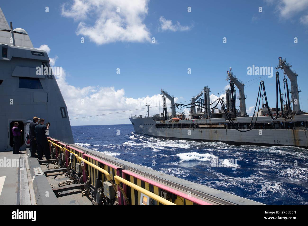 MARE DELLE FILIPPINE (settembre 5, 2022) – cacciatorpediniere di missili guidati USS Zumwalt (DDG 1000) si prepara a ricevere carburante durante un rifornimento in mare con Henry J. Kaiser-classe in corso di rifornimento di olio USNS Yukon (T-AO -202) mentre opera nel Mare delle Filippine, 5 settembre. Zumwalt sta conducendo operazioni in corso a sostegno di un libero e aperto Indo-Pacifico. (STATI UNITI Foto Navy di Mass Communication Specialist 2nd Classe Jaimar Carson Bondurant) Foto Stock