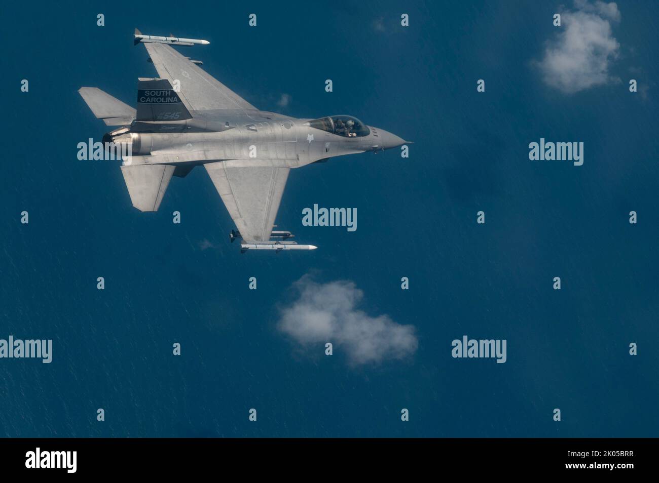 Un F-16 Fighting Falcon assegnato alla South Carolina Air National Guard’s 169th Fighter Wing vola sulla costa colombiana durante un esercizio a Barranquilla, Colombia, 30 agosto 2022. Relampago VII è un esercizio combinato colombiano e statunitense che si svolge nel teatro del comando meridionale degli Stati Uniti (SOUTHCOM) che si concentra su tecniche, tattiche e procedure per rafforzare la partnership di lunga data tra le nostre forze armate. (STATI UNITI Air Force foto di Senior Airman Daniel Hernandez) Foto Stock