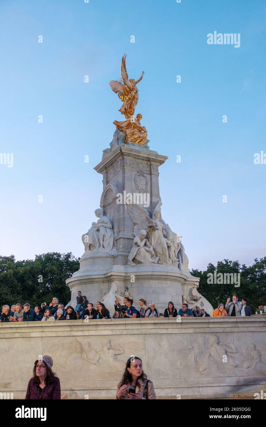 I membri del pubblico continuano a deporre fiori e messaggi per la Regina Elisabetta II, dopo il suo passaggio ieri sera Foto Stock