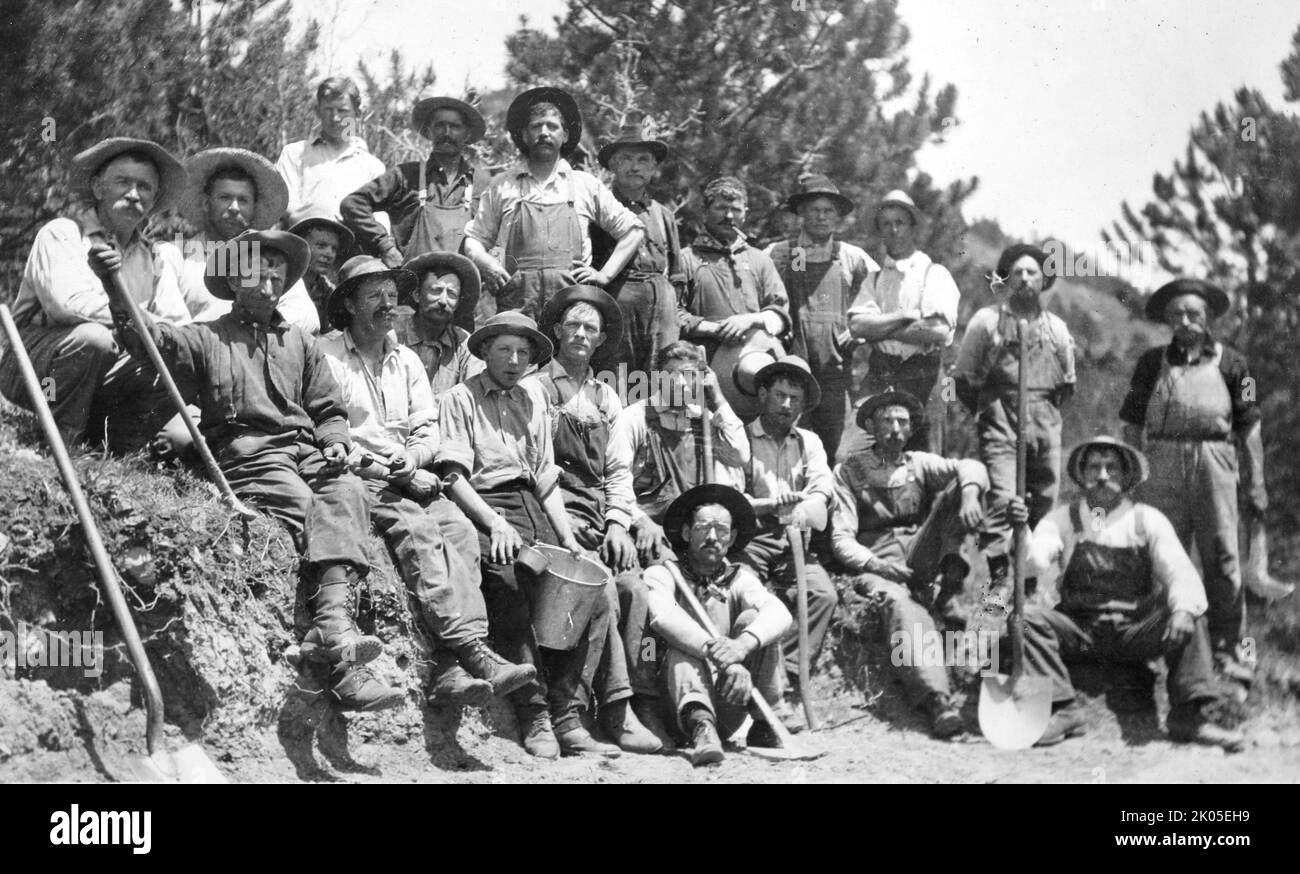 I lavoratori vengono mostrati che svolgono compiti WPA in Colorado, ca. 1935. Foto Stock