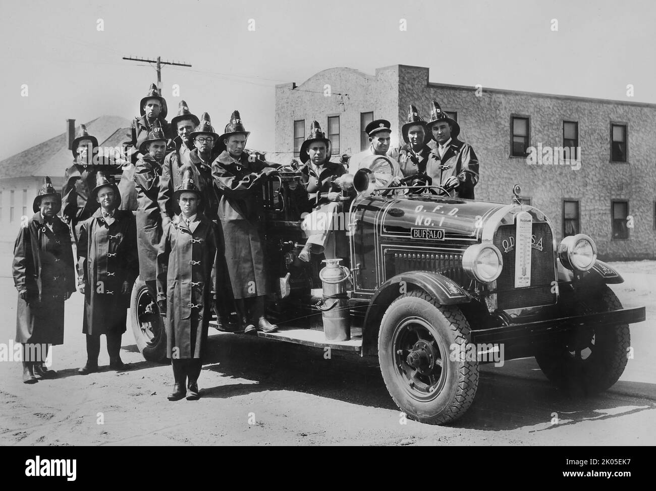 I membri dei Vigili del fuoco di Odessa posano con il loro camion dei vigili del fuoco in Texas, ca. 1925. Foto Stock