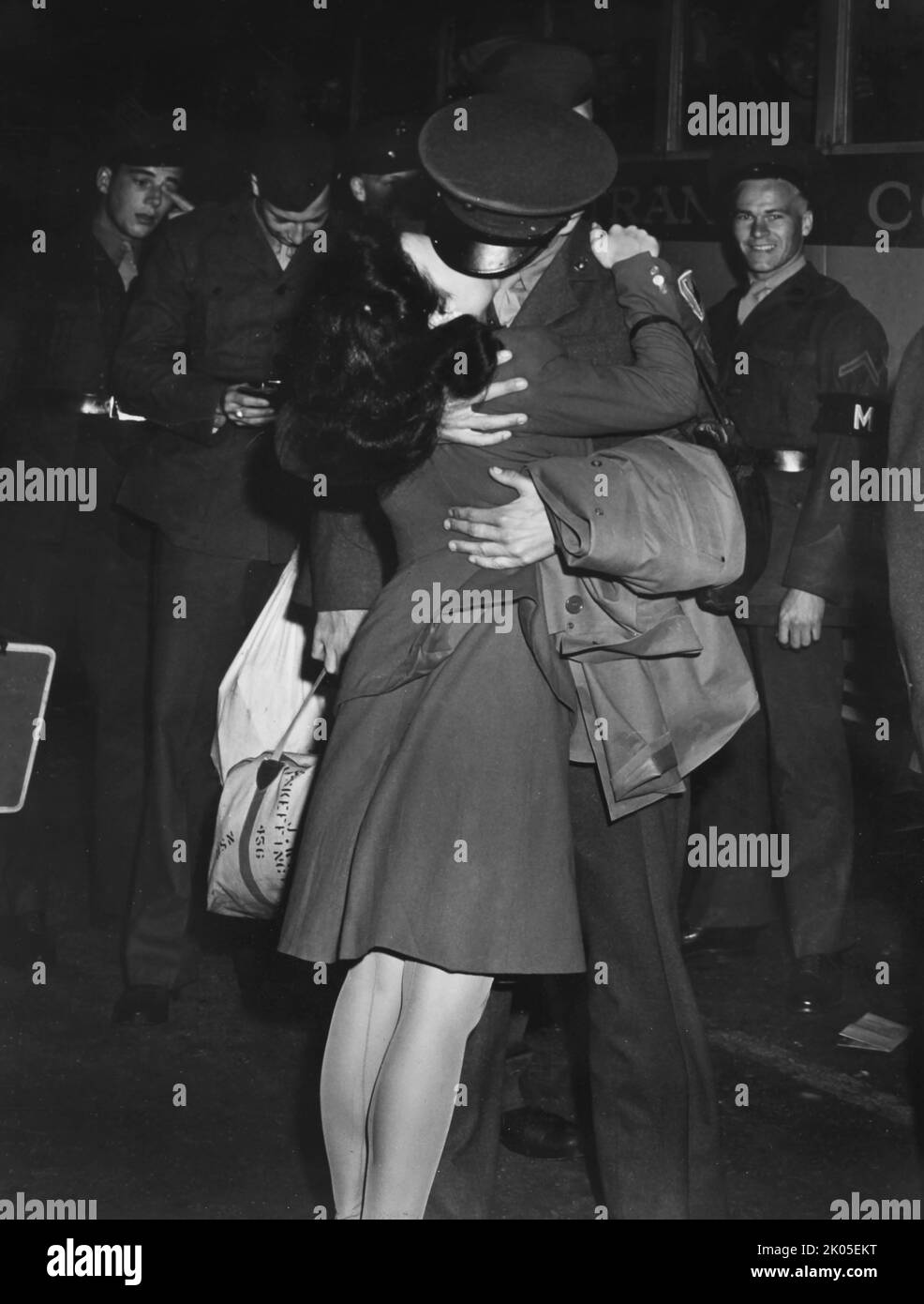 Un serviceman statunitense di ritorno alla fine della seconda guerra mondiale bacia la moglie, ca. 1945. Foto Stock
