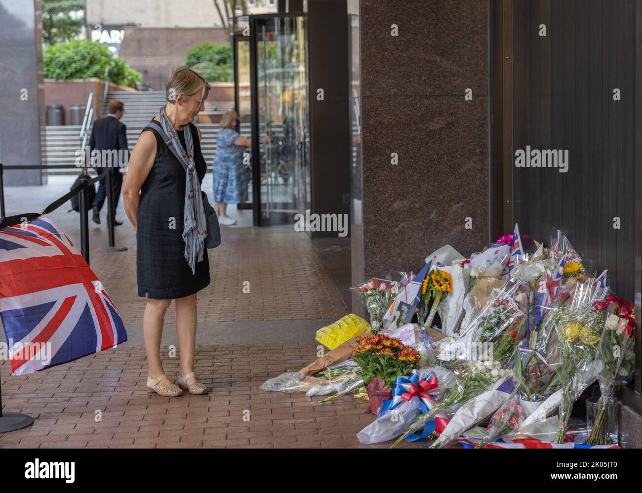 NEW YORK, N.Y. – 9 settembre 2022: Una persona vede un tributo alla Regina Elisabetta II presso il Consolato Generale britannico a New York. Foto Stock