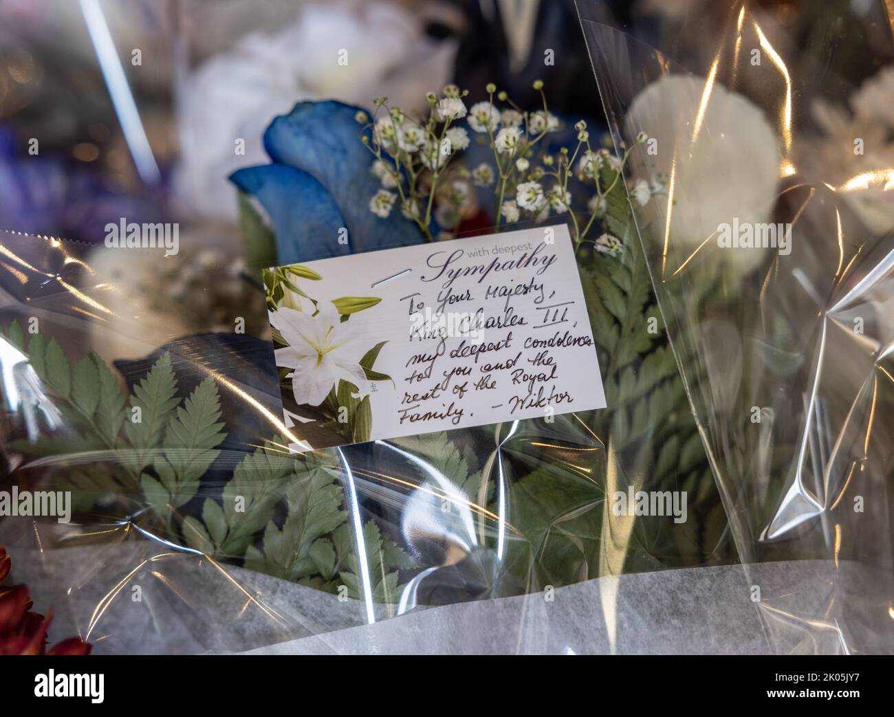 NEW YORK, N.Y. – 9 settembre 2022: I fiori sono visti in un tributo alla Regina Elisabetta II vicino al Consolato Generale britannico a New York City. Foto Stock